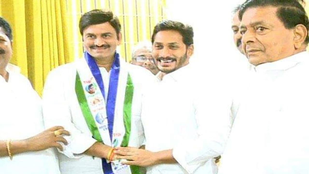 బీజేపీ ఆఫీసులో వైసీపీ ఎంపీ.. ఏం జరుగుతోంది..? బీజేపీ ఆఫీసులో వైసీపీ ఎంపీ.. ఏం జరుగుతోంది..?