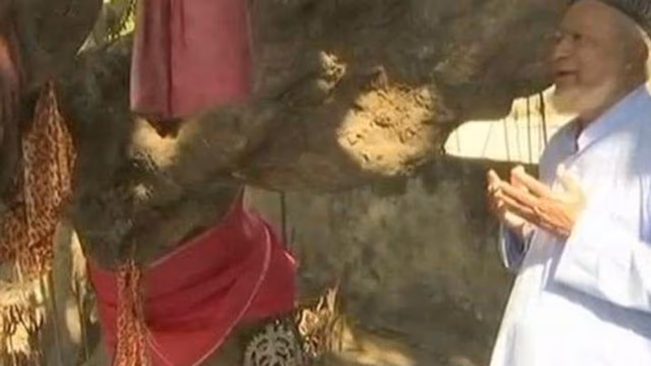 500 വര്ഷം പഴക്കമുള്ള ഈ ശിവക്ഷേത്രത്തില് പൂജകള് ചെയ്യുന്നത് മുസ്ലീം കുടുംബം; തകര്ക്കാനാവാത്ത സ്നേഹത്തിന്റെയും ഐക്യത്തിന്റെയും കഥ 500 വര്ഷം പഴക്കമുള്ള ഈ ശിവക്ഷേത്രത്തില് പൂജകള് ചെയ്യുന്നത് മുസ്ലീം കുടുംബം; തകര്ക്കാനാവാത്ത സ്നേഹത്തിന്റെയും ഐക്യത്തിന്റെയും കഥ