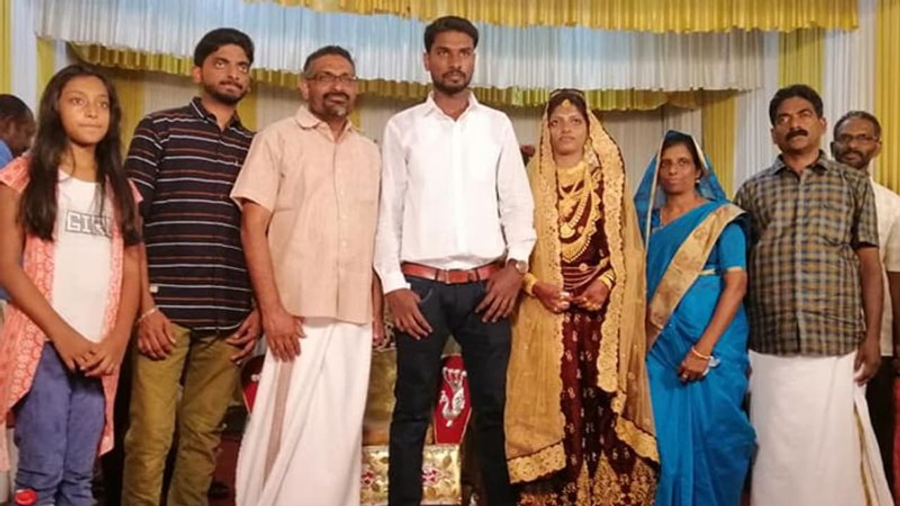 ആടുജീവിതത്തിലെ നജീബിന്റെ മകളുടെ വിവാഹം; സ്നേഹസമ്മാനവുമായി ബെന്യാമിനും ആടുജീവിതത്തിലെ നജീബിന്റെ മകളുടെ വിവാഹം; സ്നേഹസമ്മാനവുമായി ബെന്യാമിനും