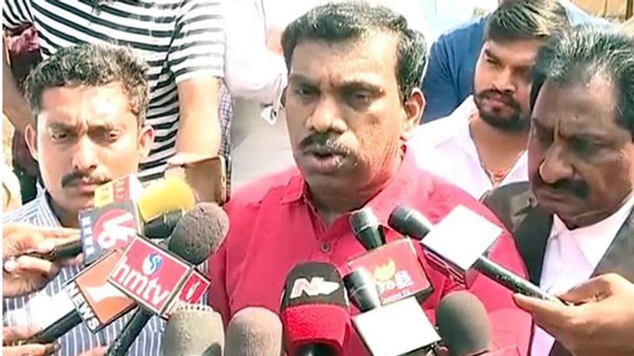 ఏపీ పోలీసులు బెదిరిస్తున్నారు, రక్షణ కల్పించండి: లోకేశ్వర్ రెడ్డి ఏపీ పోలీసులు బెదిరిస్తున్నారు, రక్షణ కల్పించండి: లోకేశ్వర్ రెడ్డి