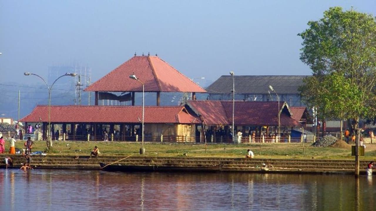 ഇന്ന് മഹാശിവരാത്രി; ബലിതർപ്പണത്തിനൊരുങ്ങി ആലുവ മണപ്പുറം ഇന്ന് മഹാശിവരാത്രി; ബലിതർപ്പണത്തിനൊരുങ്ങി ആലുവ മണപ്പുറം