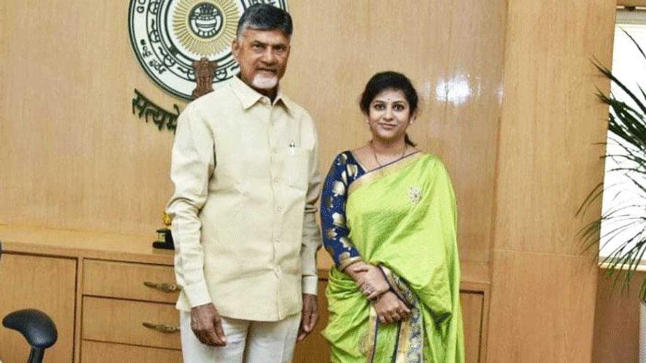 అర్థరాత్రి హింసిస్తున్నారు: పోలీసులను ఆశ్రయించిన టీడీపీ నేత యామిని అర్థరాత్రి హింసిస్తున్నారు: పోలీసులను ఆశ్రయించిన టీడీపీ నేత యామిని
