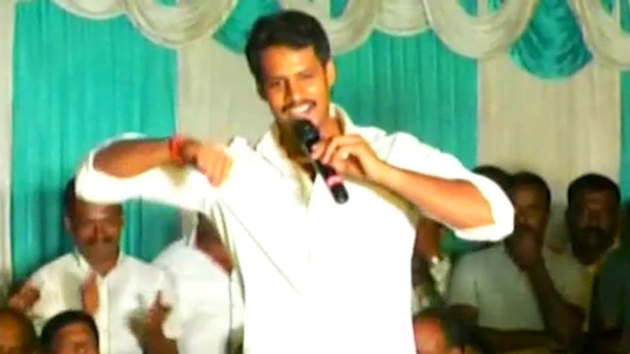 2000 ಬೈಕ್ ಜೊತೆ ಬಂದ ನಿಖಿಲ್ ಗೆ ಪುಷ್ಪ ವೃಷ್ಟಿ 2000 ಬೈಕ್ ಜೊತೆ ಬಂದ ನಿಖಿಲ್ ಗೆ ಪುಷ್ಪ ವೃಷ್ಟಿ