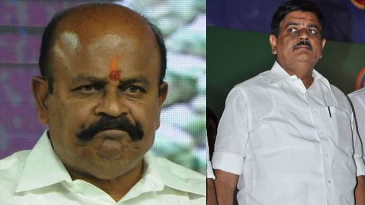 துணை சபாநாயகர் அமைச்சர் மல்லுக்கட்டு... திருப்பூர் அதிமுக கலகத்தால் தலைமை அப்செட்! துணை சபாநாயகர் அமைச்சர் மல்லுக்கட்டு... திருப்பூர் அதிமுக கலகத்தால் தலைமை அப்செட்!