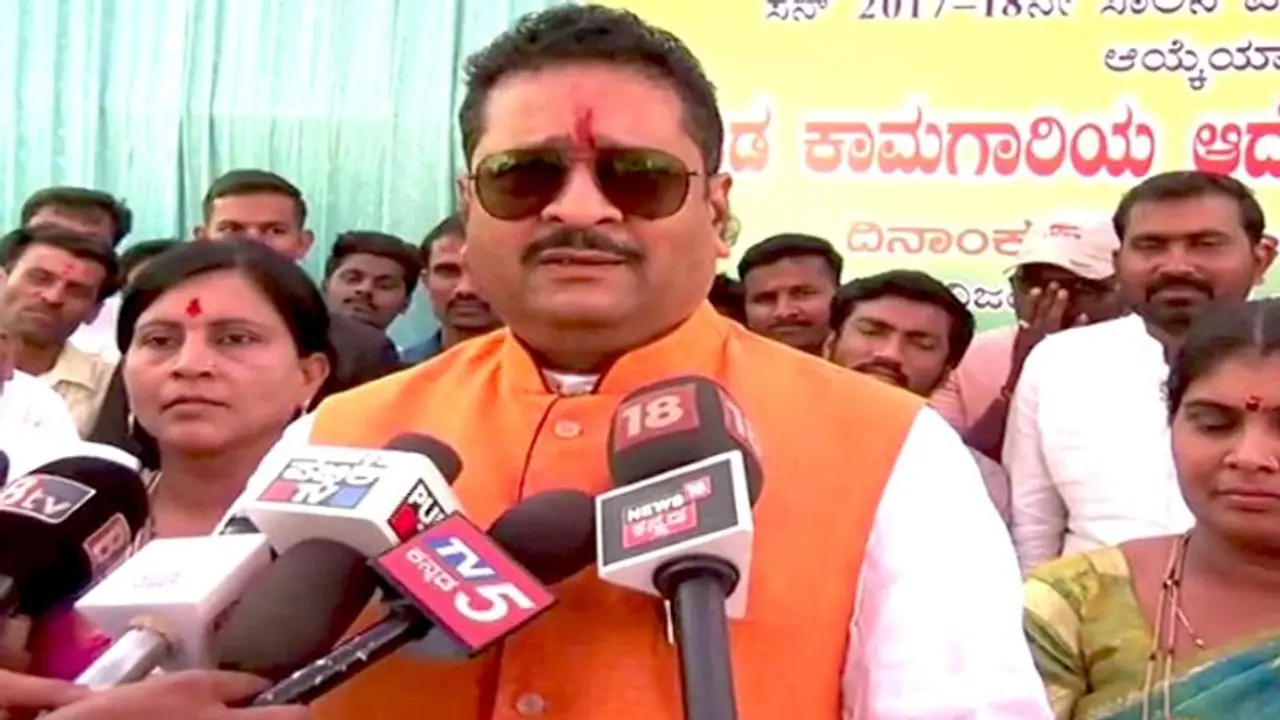 ಬಸನಗೌಡ ಪಾಟೀಲ್ ಯತ್ನಾಳ್ ದಿಲ್ಲಿಯಲ್ಲಿ ಪ್ರತ್ಯಕ್ಷ: ರಾಜ್ಯ ರಾಜಕಾರಣದಲ್ಲಿ ಸಂಚಲನ ಬಸನಗೌಡ ಪಾಟೀಲ್ ಯತ್ನಾಳ್ ದಿಲ್ಲಿಯಲ್ಲಿ ಪ್ರತ್ಯಕ್ಷ: ರಾಜ್ಯ ರಾಜಕಾರಣದಲ್ಲಿ ಸಂಚಲನ