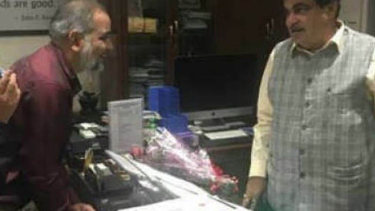 വീരമൃത്യു വരിച്ച ജവാന്മാരുടെ കുടുംബങ്ങൾക്ക് 110 കോടി രൂപ നല്കുമെന്ന് കാഴ്ചശക്തിയില്ലാത്ത ശാസ്ത്രഞ്ജൻ വീരമൃത്യു വരിച്ച ജവാന്മാരുടെ കുടുംബങ്ങൾക്ക് 110 കോടി രൂപ നല്കുമെന്ന് കാഴ്ചശക്തിയില്ലാത്ത ശാസ്ത്രഞ്ജൻ