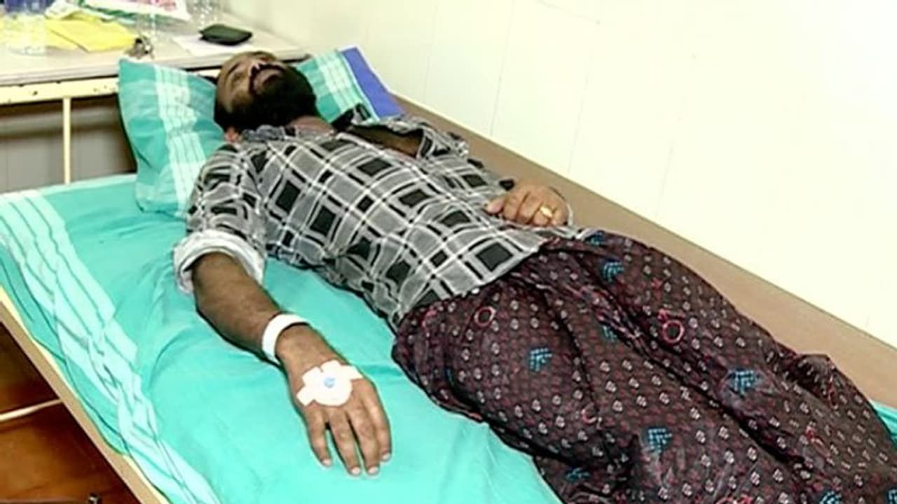 തട്ടുകടയില് കയറി ജീവനക്കാരെ ഗുണ്ടാസംഘം ആക്രമിച്ചു തട്ടുകടയില് കയറി ജീവനക്കാരെ ഗുണ്ടാസംഘം ആക്രമിച്ചു