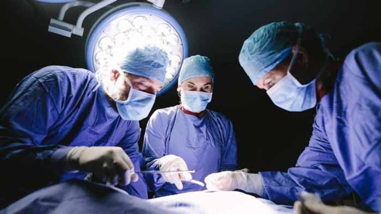 পেটে দু'টো ফুটবলের সাইজের দানব টিউমার, প্রাণ ফেরালেন চিকিৎসক পেটে দু'টো ফুটবলের সাইজের দানব টিউমার, প্রাণ ফেরালেন চিকিৎসক