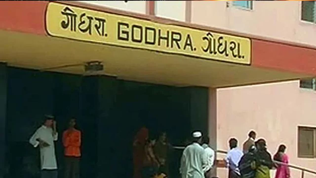 ಗೋಧ್ರಾ ಶೂಟಿಂಗ್ ವೇಳೆ ಬೋಗಿಗೆ ಬೆಂಕಿ ಹಚ್ಚಿಲ್ಲ: ರೈಲ್ವೆ ಸ್ಪಷ್ಟನೆ