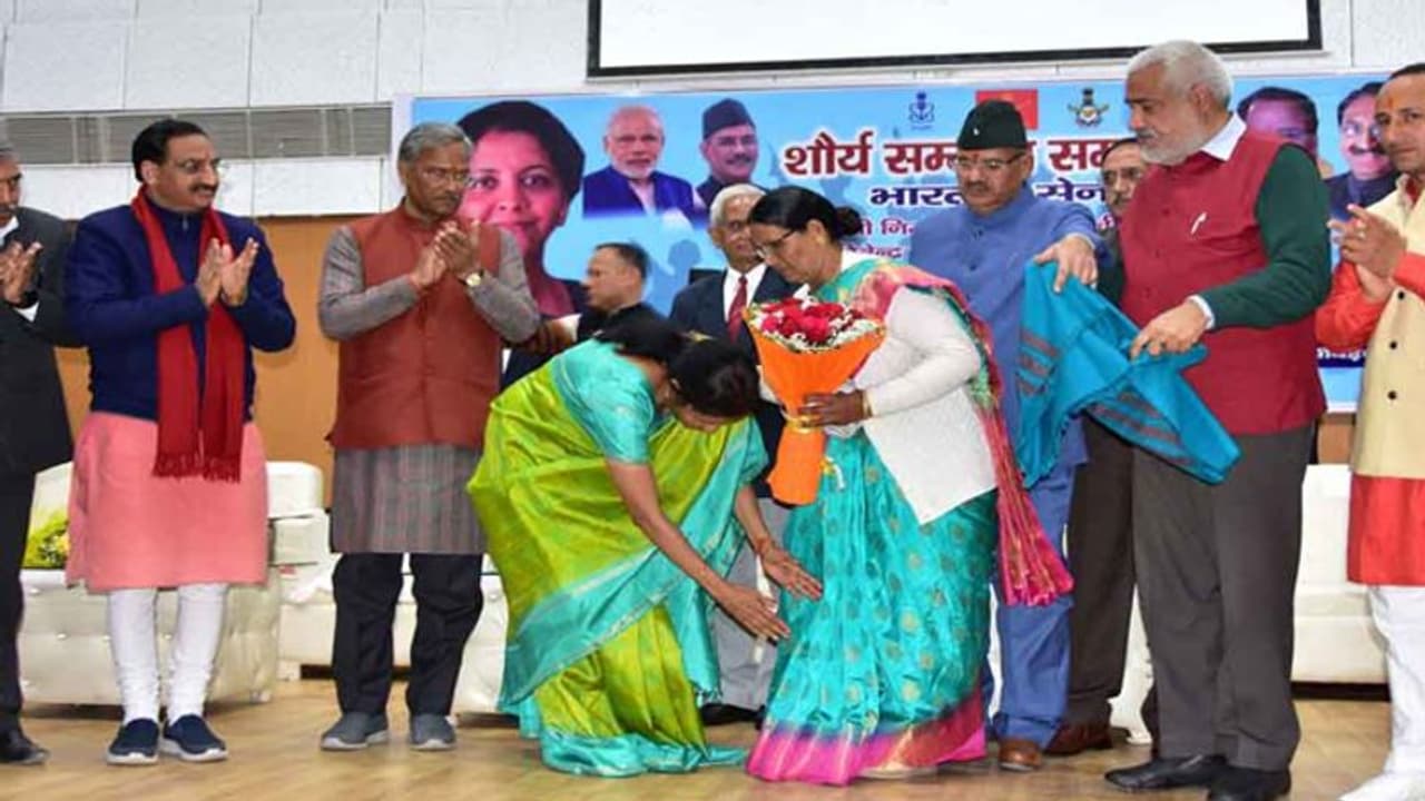 వీర జవాన్ తల్లి పాదాలకు మొక్కిన నిర్మలా సీతారామన్ వీర జవాన్ తల్లి పాదాలకు మొక్కిన నిర్మలా సీతారామన్