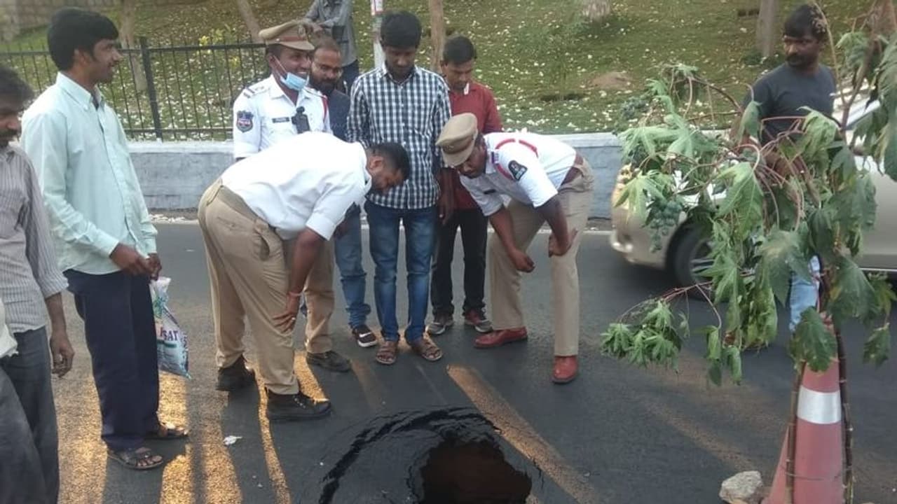 తెలంగాణ భవన్ వద్ద రోడ్డుపై పది అడుగుల లోతు గొయ్యి తెలంగాణ భవన్ వద్ద రోడ్డుపై పది అడుగుల లోతు గొయ్యి