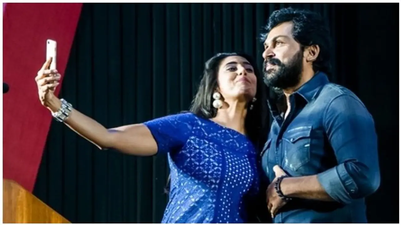 செல்ஃபி சிவக்குமாரைக் கிண்டலடித்து கார்த்தியிடம் அவமானப்பட்ட நடிகை கஸ்தூரி... செல்ஃபி சிவக்குமாரைக் கிண்டலடித்து கார்த்தியிடம் அவமானப்பட்ட நடிகை கஸ்தூரி...