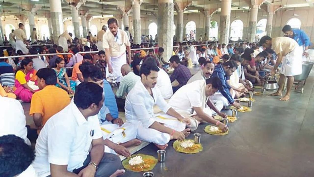 ಧರ್ಮಸ್ಥಳದಲ್ಲಿ ನಿಖಿಲ್ ಪಂಕ್ತಿ ಭೋಜನ! ಧರ್ಮಸ್ಥಳದಲ್ಲಿ ನಿಖಿಲ್ ಪಂಕ್ತಿ ಭೋಜನ!