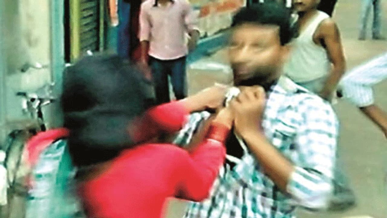 నా భార్య కొడుతుంది.. కళ్లలో కారం చల్లి మరీ చావబాదుతోంది.. రక్షించండి మహాప్రభో.. ఓ భర్త ఫిర్యాదు.. 