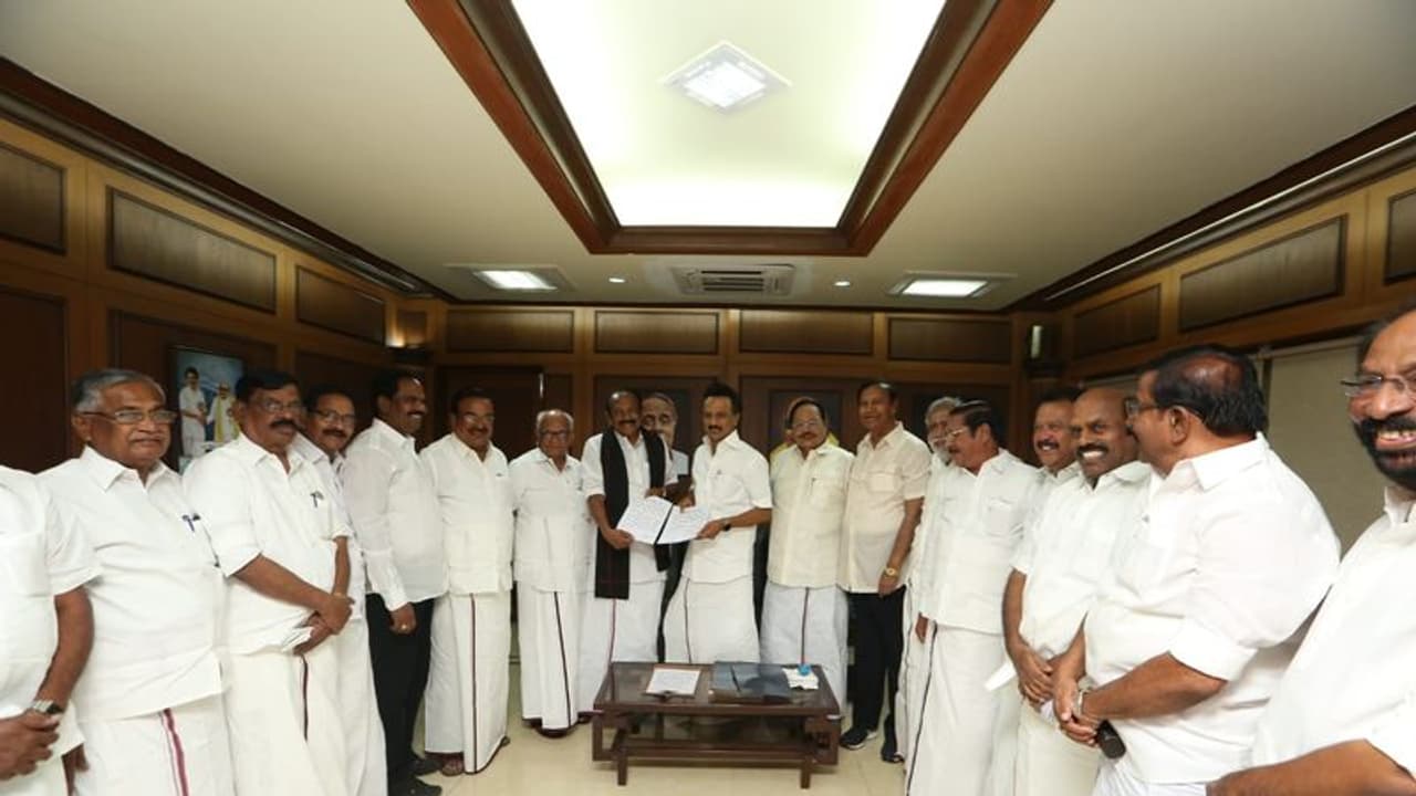 தேச துரோக வழக்கு... மதிமுக முகாமில் திக்..திக்... ஜூலை 5 க்கு பிறகு வேட்புமனு தாக்கல் செய்ய வைகோ முடிவு? தேச துரோக வழக்கு... மதிமுக முகாமில் திக்..திக்... ஜூலை 5 க்கு பிறகு வேட்புமனு தாக்கல் செய்ய வைகோ முடிவு?