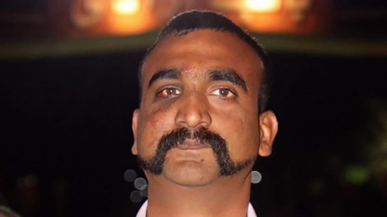 భారత వింగ్ కమాండర్ అభినందన్ కు అరుదైన గౌరవం: వీర్ చక్ర అవార్డుకు సిఫారసు భారత వింగ్ కమాండర్ అభినందన్ కు అరుదైన గౌరవం: వీర్ చక్ర అవార్డుకు సిఫారసు