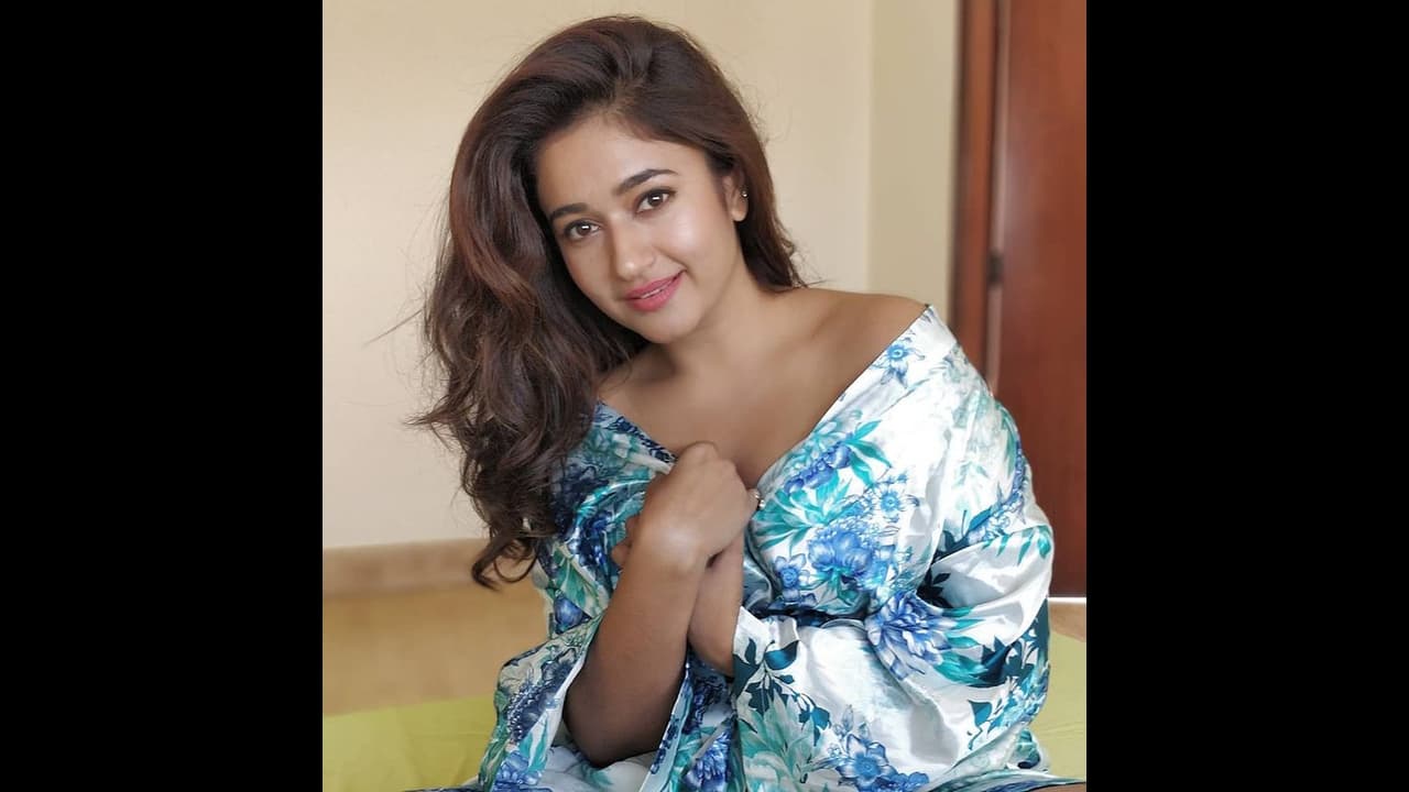 பட வாய்ப்புக்காக இப்படியா? ஓவர் கவர்ச்சியில் புகைப்படம் வெளியிட்ட பூனம் பாஜ்வாவை வறுத்தெடுக்கும் நெட்டிசன்கள்! பட வாய்ப்புக்காக இப்படியா? ஓவர் கவர்ச்சியில் புகைப்படம் வெளியிட்ட பூனம் பாஜ்வாவை வறுத்தெடுக்கும் நெட்டிசன்கள்!