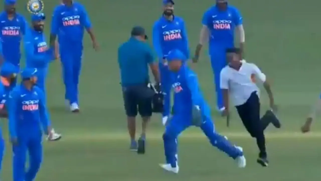 ಸೆಕ್ಯೂರಿಟಿ ಕಣ್ತಪ್ಪಿಸಿ ಒಳ ನುಗ್ಗಿದ ಅಭಿಮಾನಿ ಜೊತೆ ಧೋನಿ ಫನ್! ಸೆಕ್ಯೂರಿಟಿ ಕಣ್ತಪ್ಪಿಸಿ ಒಳ ನುಗ್ಗಿದ ಅಭಿಮಾನಿ ಜೊತೆ ಧೋನಿ ಫನ್!