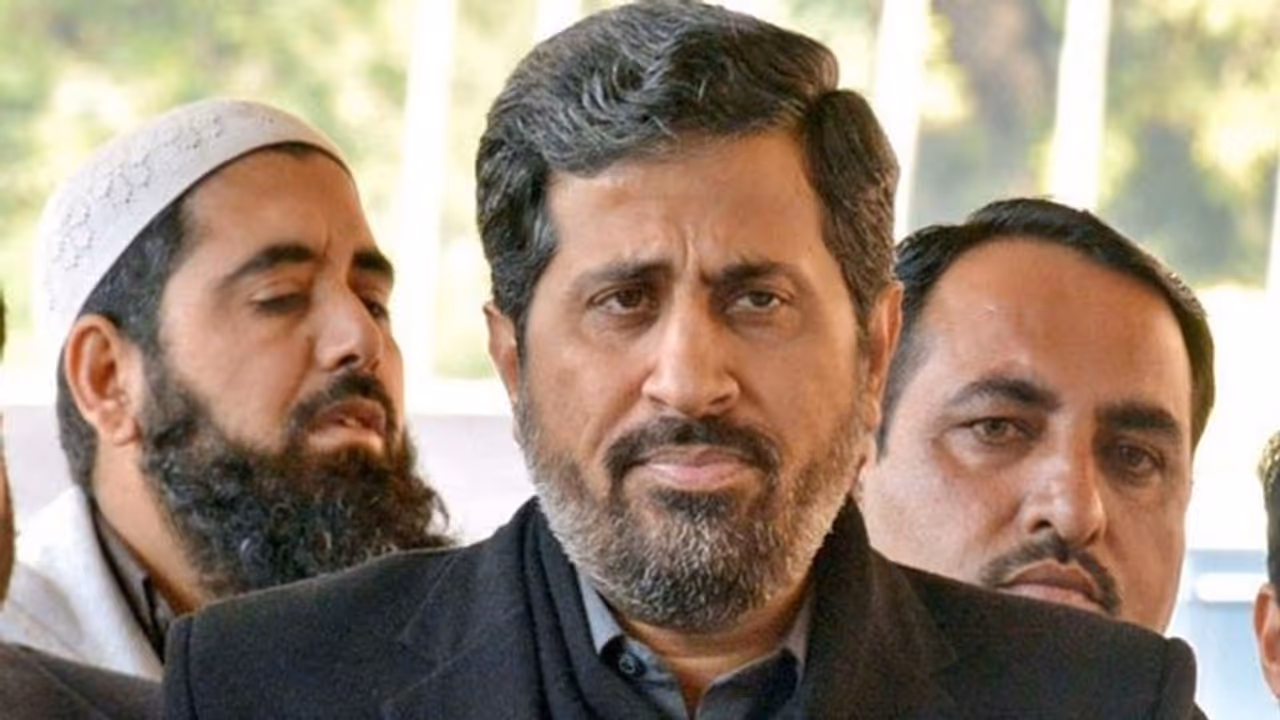 Pakistanis trend #SackFayazChohan for anti Hindu speech, shame Imran