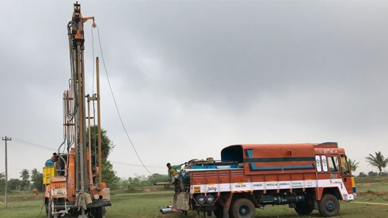 ಹಾಸನ: ಬೋರ್ ಕೊರೆಸುವಾಗ ವಿದ್ಯುತ್ ಪ್ರವಹಿಸಿ ಇಬ್ಬರು ಸಾವು! ಹಾಸನ: ಬೋರ್ ಕೊರೆಸುವಾಗ ವಿದ್ಯುತ್ ಪ್ರವಹಿಸಿ ಇಬ್ಬರು ಸಾವು!