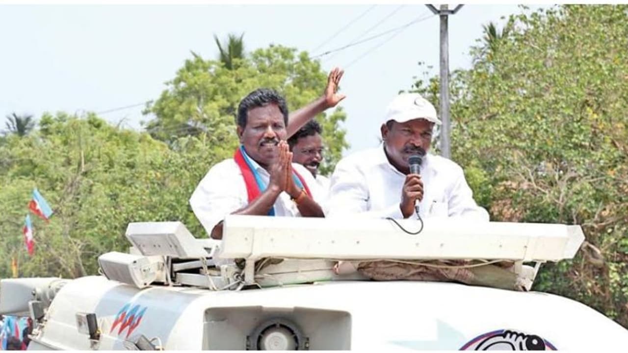 'மாதவிடாய் நேரத்தில் பெண்களுக்கு 3 நாட்கள் விடுப்பு....அசட்டுத்தனமாய் நடந்துகொள்கிறார் ரவிக்குமார் எம்.பி என்கிறார் அ.மார்க்ஸ்... 'மாதவிடாய் நேரத்தில் பெண்களுக்கு 3 நாட்கள் விடுப்பு....அசட்டுத்தனமாய் நடந்துகொள்கிறார் ரவிக்குமார் எம்.பி என்கிறார் அ.மார்க்ஸ்...