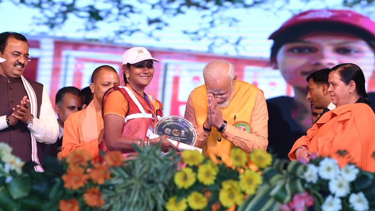 पीएम मोदी ने निजी बचत से 21 लाख रुपये कुंभ मेले के सफाईकर्मियों के फंड में दान दिए