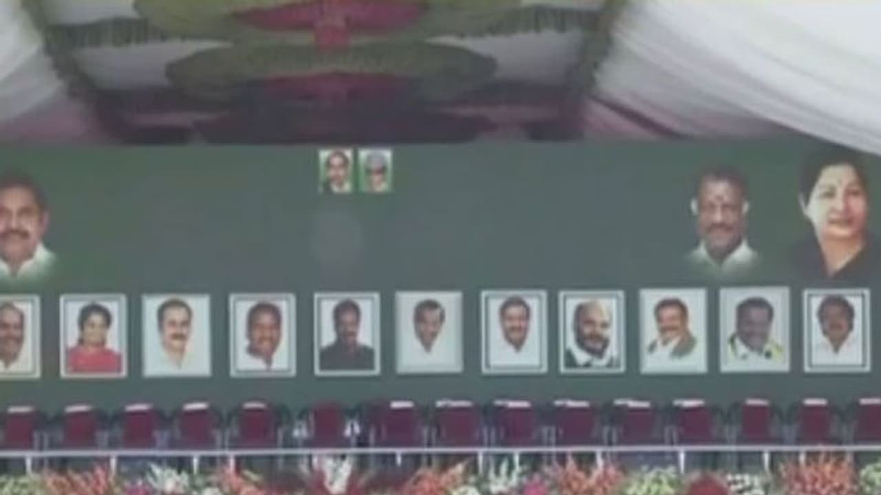 தமிழக அரசியலில் திடீர் திருப்பம்... மோடி மேடையில் விஜயகாந்த் ஜி.கே.வாசன் படம் நீக்கம்..! தமிழக அரசியலில் திடீர் திருப்பம்... மோடி மேடையில் விஜயகாந்த் ஜி.கே.வாசன் படம் நீக்கம்..!