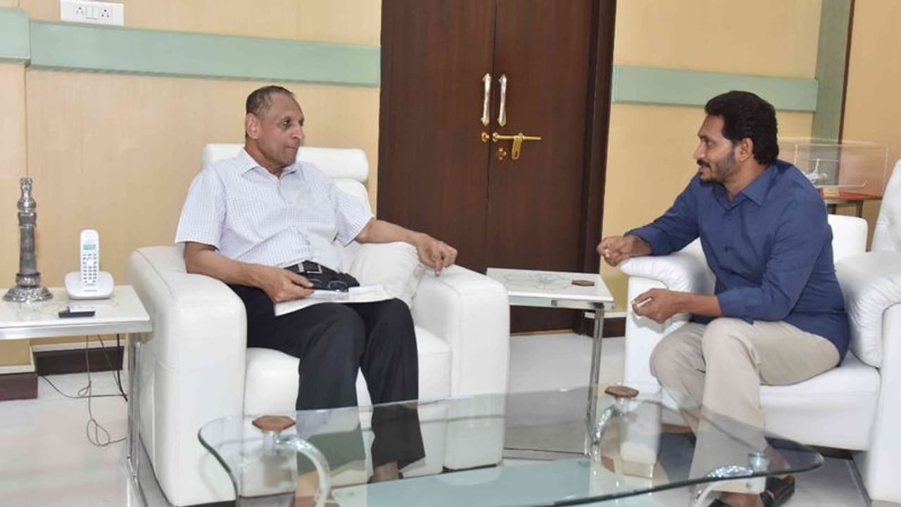 డేటా చోరీ: గవర్నర్కు గంట వ్యవధిలో బీజేపీ, వైసీపీ ఫిర్యాదు డేటా చోరీ: గవర్నర్కు గంట వ్యవధిలో బీజేపీ, వైసీపీ ఫిర్యాదు