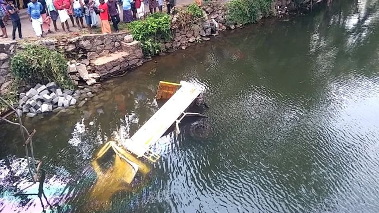 കുട്ടനാട്ടില് ടിപ്പര് ലോറി മറിഞ്ഞ് ആറ്റിലേക്ക് വീണു കുട്ടനാട്ടില് ടിപ്പര് ലോറി മറിഞ്ഞ് ആറ്റിലേക്ക് വീണു