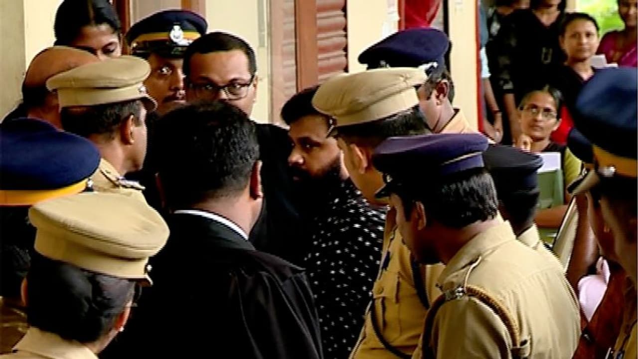 നടിയെ ആക്രമിച്ച കേസില് രഹസ്യ വിചാരണയ്ക്ക് തീരുമാനം; പ്രാഥമിക വാദം ആരംഭിച്ചു നടിയെ ആക്രമിച്ച കേസില് രഹസ്യ വിചാരണയ്ക്ക് തീരുമാനം; പ്രാഥമിക വാദം ആരംഭിച്ചു