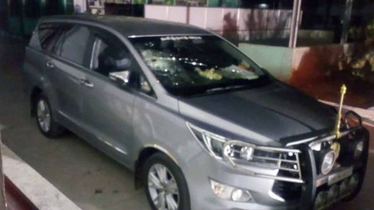 கார் மீது முறிந்து விழுந்த அரசமரம்…. அதிர்ஷ்டவசமாக தப்பிய அமைச்சர் !! சகுனம் சரியில்லை என பதற்றம் !! கார் மீது முறிந்து விழுந்த அரசமரம்…. அதிர்ஷ்டவசமாக தப்பிய அமைச்சர் !! சகுனம் சரியில்லை என பதற்றம் !!