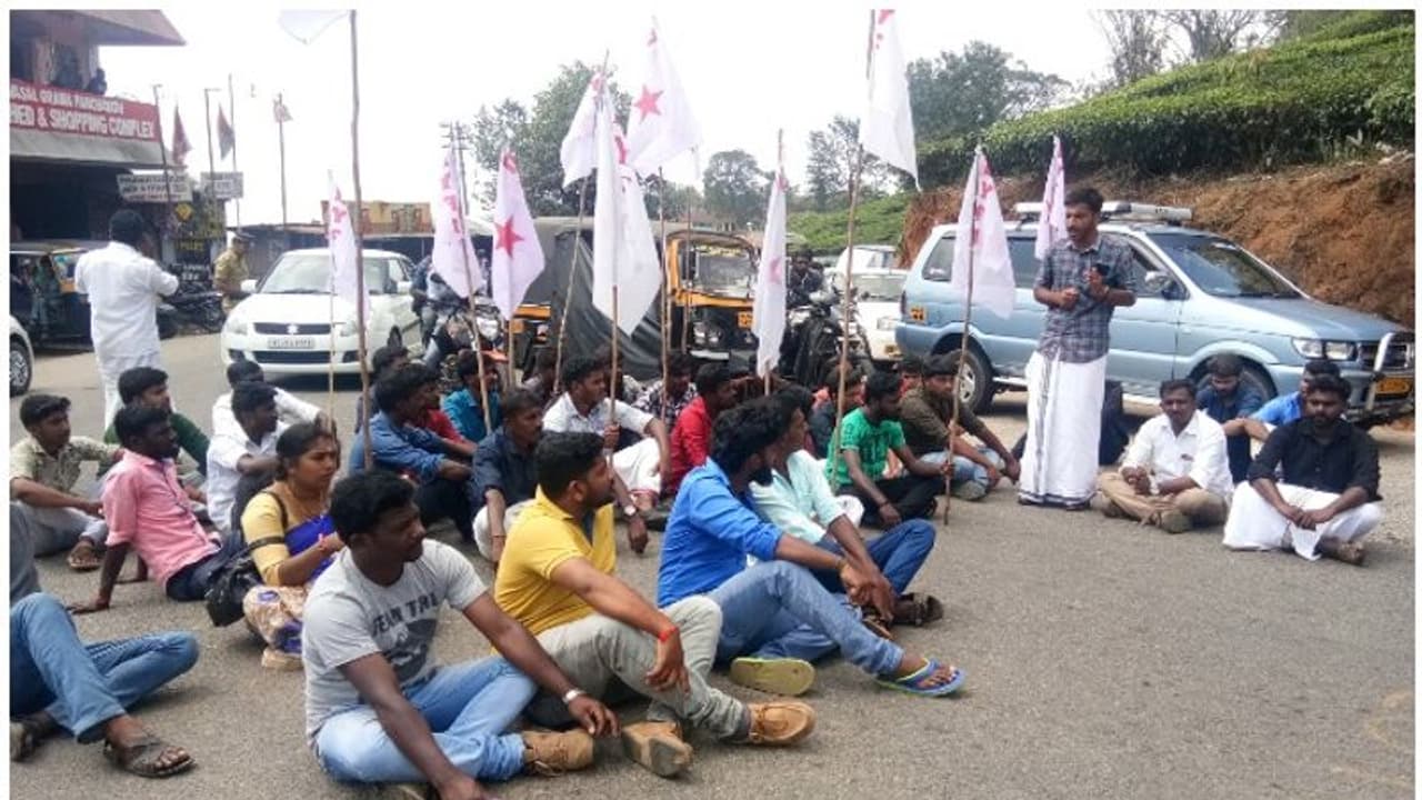 പ്രളയം തകര്ത്ത പാലം പുനര്നിര്മ്മിച്ചില്ല; ആശുപത്രിയിലെത്തിക്കാന് വെെകിയ രോഗി മരിച്ചു പ്രളയം തകര്ത്ത പാലം പുനര്നിര്മ്മിച്ചില്ല; ആശുപത്രിയിലെത്തിക്കാന് വെെകിയ രോഗി മരിച്ചു