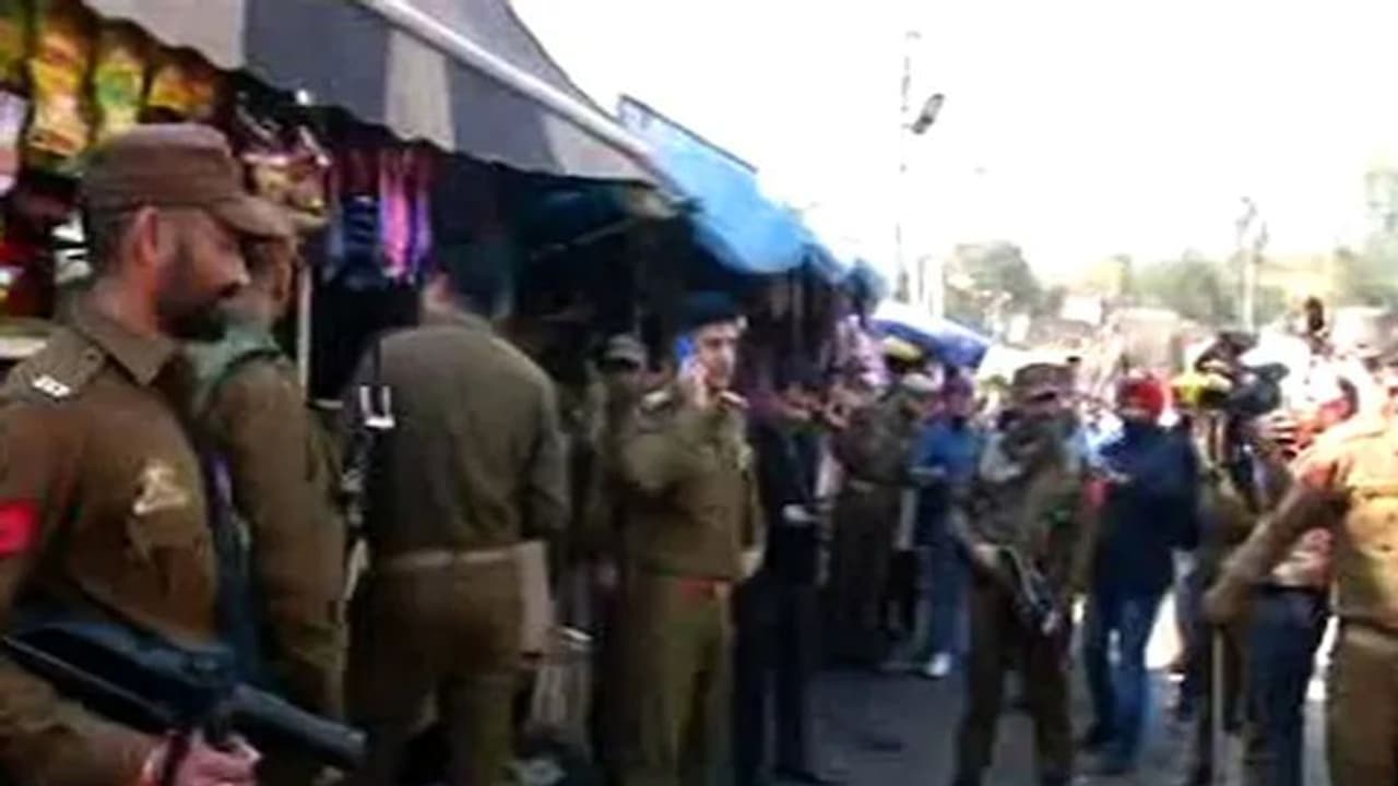 ಕಣಿವೆಯಲ್ಲಿ ಮತ್ತೊಂದು ಬ್ಲಾಸ್ಟ್: ಬಸ್ ನಲ್ಲಿ ಚೀನೀ ಗ್ರೆನೇಡ್ ಸ್ಫೋಟ ಕಣಿವೆಯಲ್ಲಿ ಮತ್ತೊಂದು ಬ್ಲಾಸ್ಟ್: ಬಸ್ ನಲ್ಲಿ ಚೀನೀ ಗ್ರೆನೇಡ್ ಸ್ಫೋಟ