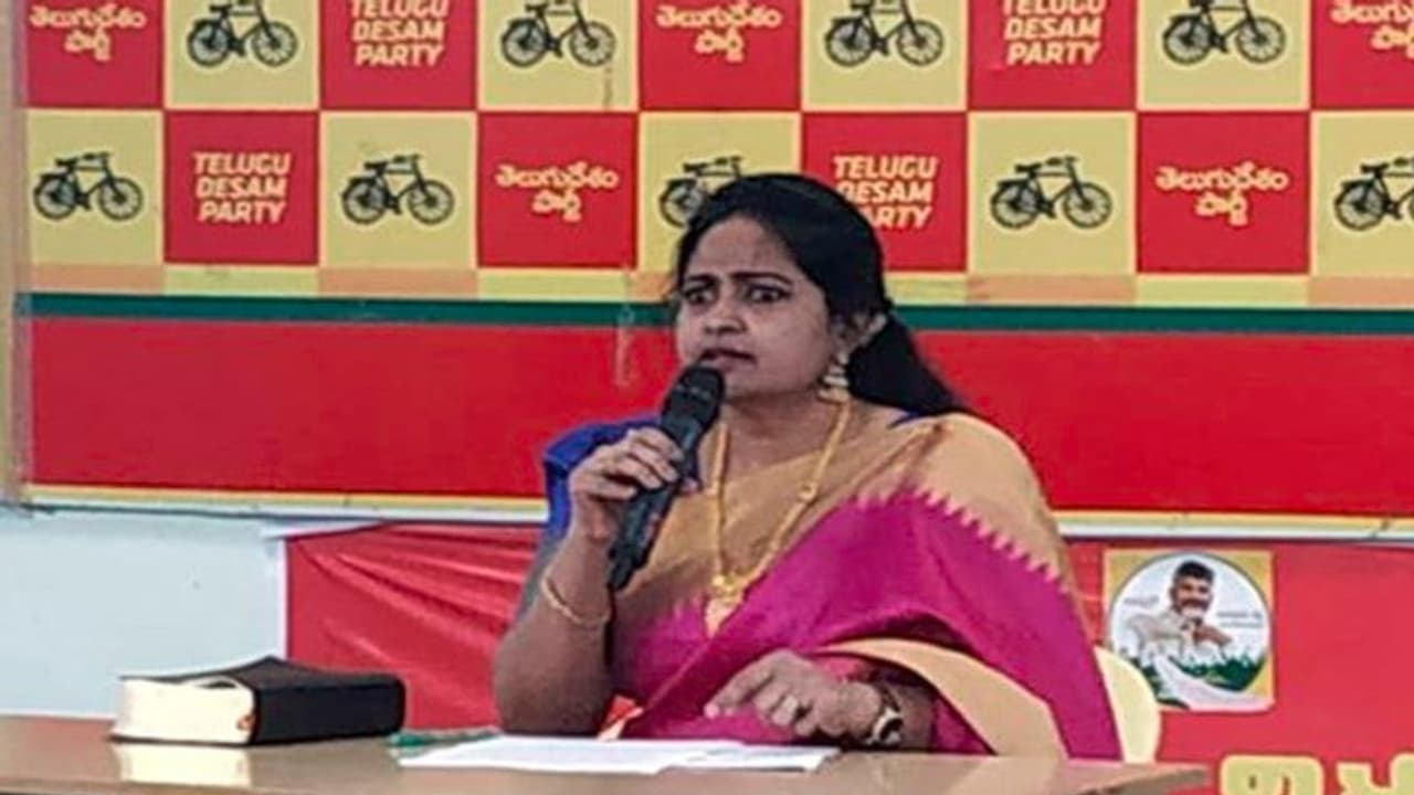 జగనన్న బాణం, రాజన్న బిడ్డ ఇప్పుడేమయ్యింది: షర్మిలపై దివ్యవాణి సైటైర్లు జగనన్న బాణం, రాజన్న బిడ్డ ఇప్పుడేమయ్యింది: షర్మిలపై దివ్యవాణి సైటైర్లు