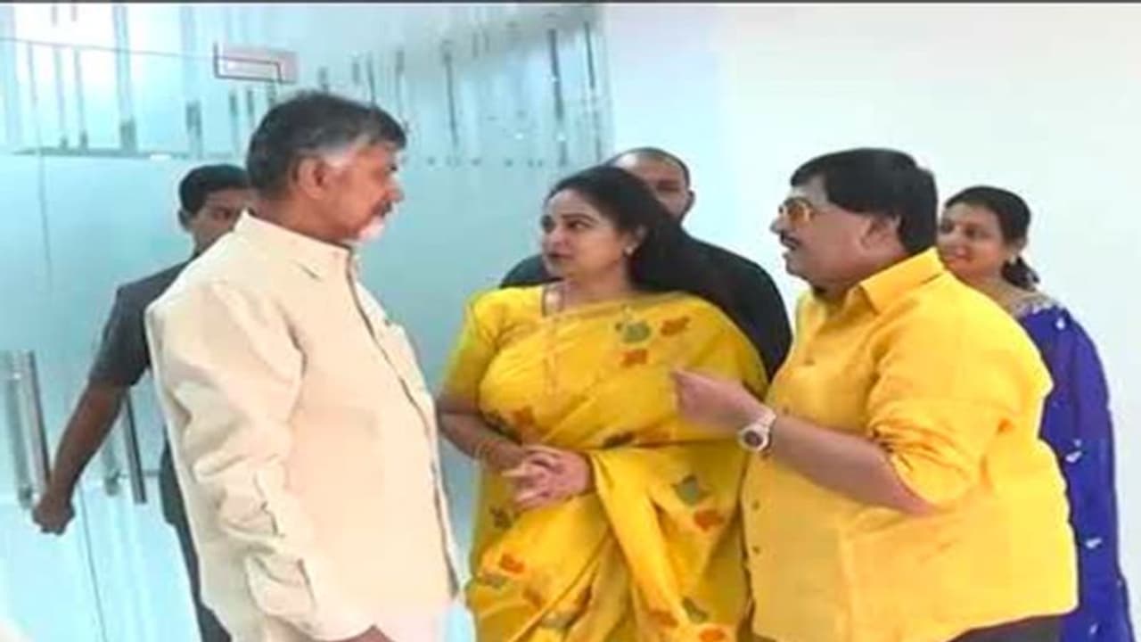 చంద్రబాబుతో దివ్యవాణి భేటీ.. ఫేక్ పోస్టులకు తొందరపడొద్దన్న టీడీపీ అధినేత, రాజీనామా ఎపిసోడ్కు తెర చంద్రబాబుతో దివ్యవాణి భేటీ.. ఫేక్ పోస్టులకు తొందరపడొద్దన్న టీడీపీ అధినేత, రాజీనామా ఎపిసోడ్కు తెర