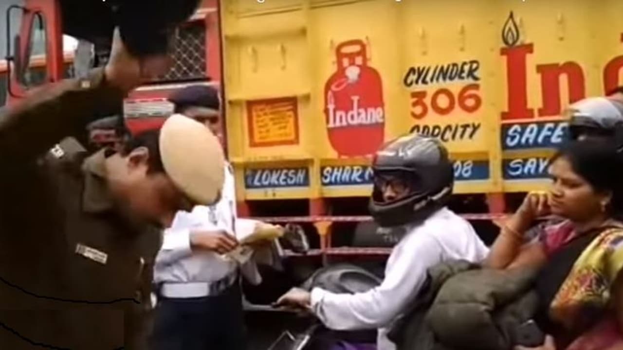 ನಡು ರಸ್ತೆಯಲ್ಲಿ ಮಹಿಳೆ ಹೆಲ್ಮೆಟ್ ಪುಡಿ ಮಾಡಿ ಸರ್ಪ್ರೈಸ್ ನೀಡಿದ ಪೊಲೀಸ್!