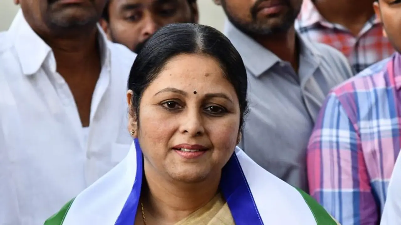 వైసీపీలో చేరిన జయసుధ: చంద్రబాబు వ్యాఖ్యలకు కౌంటర్ వైసీపీలో చేరిన జయసుధ: చంద్రబాబు వ్యాఖ్యలకు కౌంటర్