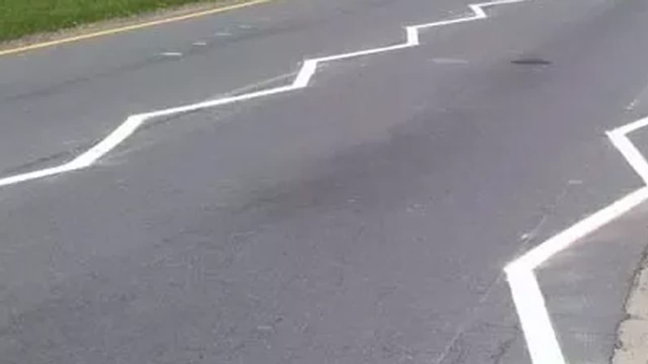 നിരത്തുകളില്‍ പ്രത്യക്ഷപ്പെട്ട സിഗ് സാഗ് വെള്ള വരകള്‍ എന്തിന്; ഉത്തരവുമായി കേരള പൊലീസ്