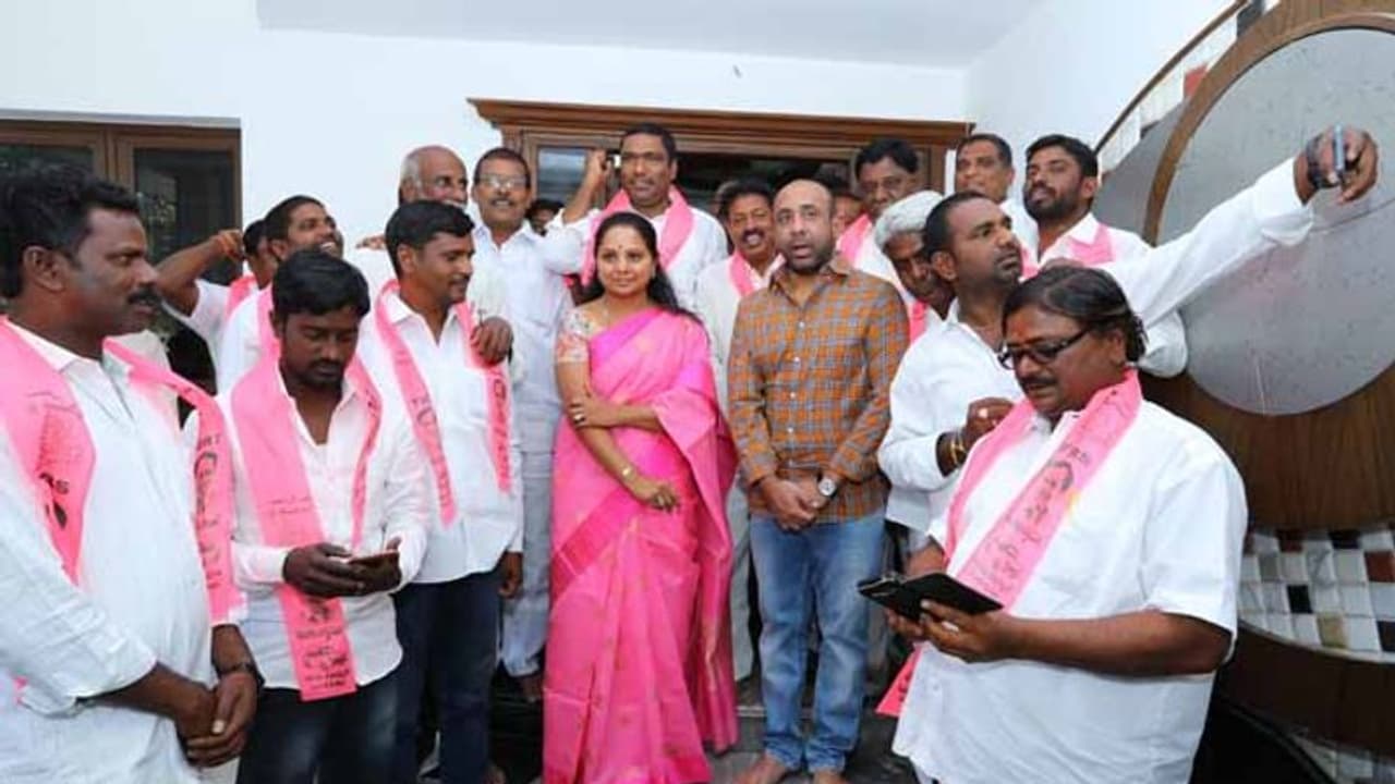 కవిత సమక్షంలో టీఆర్ఎస్లో చేరిన కాంగ్రెస్ సర్పంచులు (వీడియో) కవిత సమక్షంలో టీఆర్ఎస్లో చేరిన కాంగ్రెస్ సర్పంచులు (వీడియో)