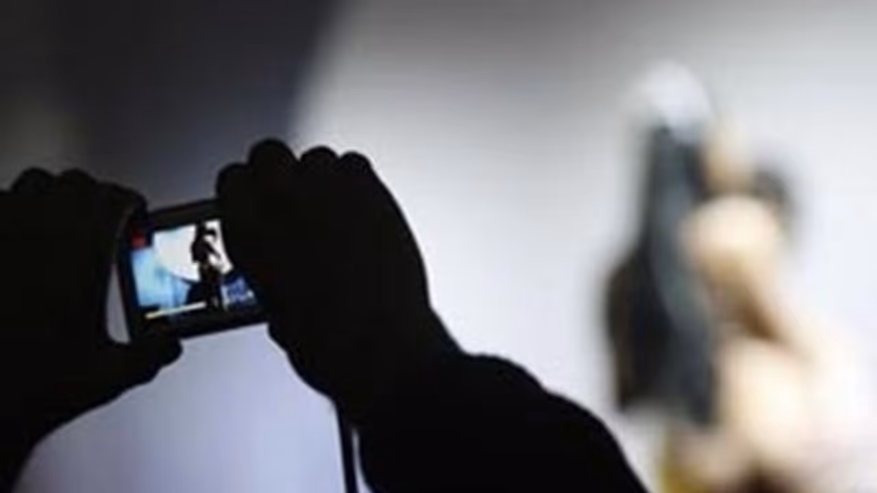 கல்லூரி மாணவியை ஏமாற்றி உல்லாசம் அனுபவித்த இளைஞன்... நண்பனை வைத்து வீடியோ எடுத்து பலமுறை உல்லாச வாழ்க்கை