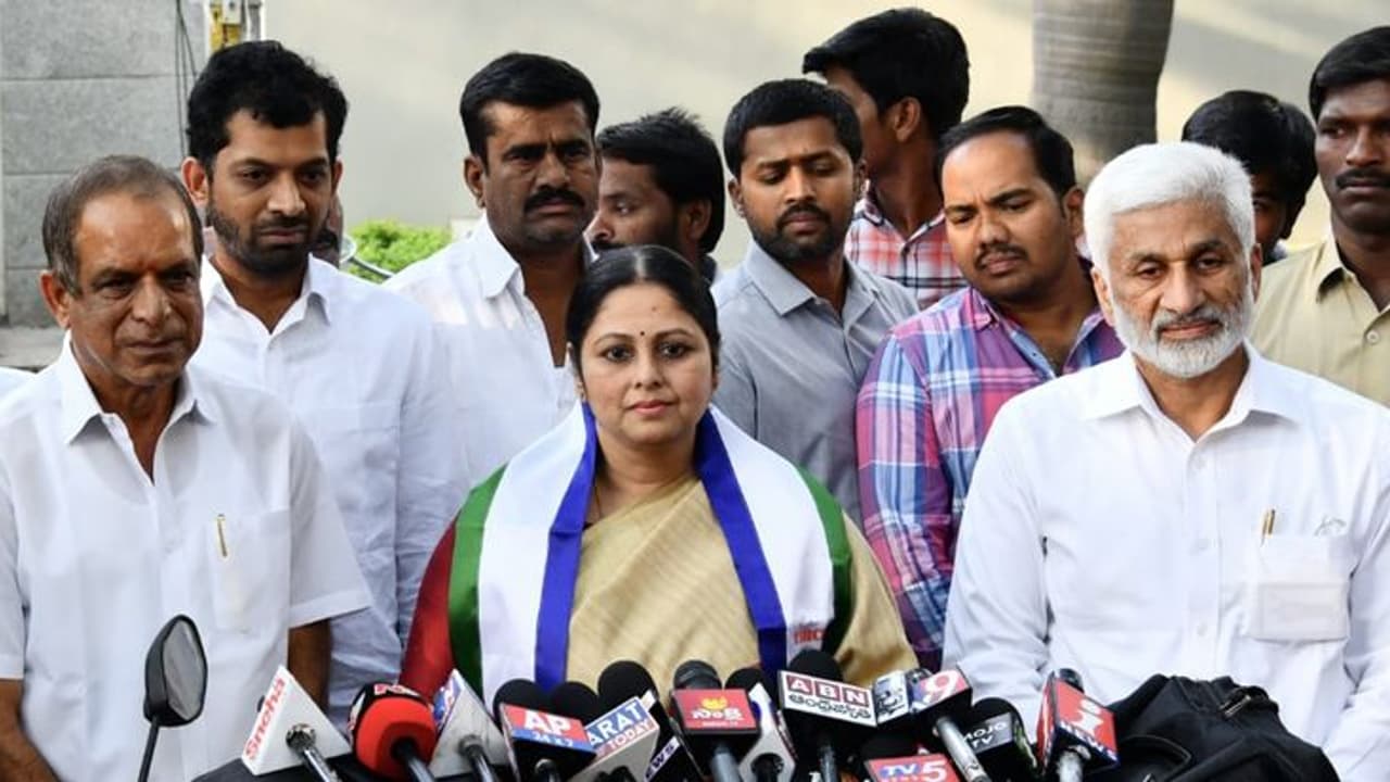 జగన్ తో నాగార్జున భేటీపైచంద్రబాబు వ్యాఖ్యలు: జయసుధ స్పందన ఇదీ.. జగన్ తో నాగార్జున భేటీపైచంద్రబాబు వ్యాఖ్యలు: జయసుధ స్పందన ఇదీ..