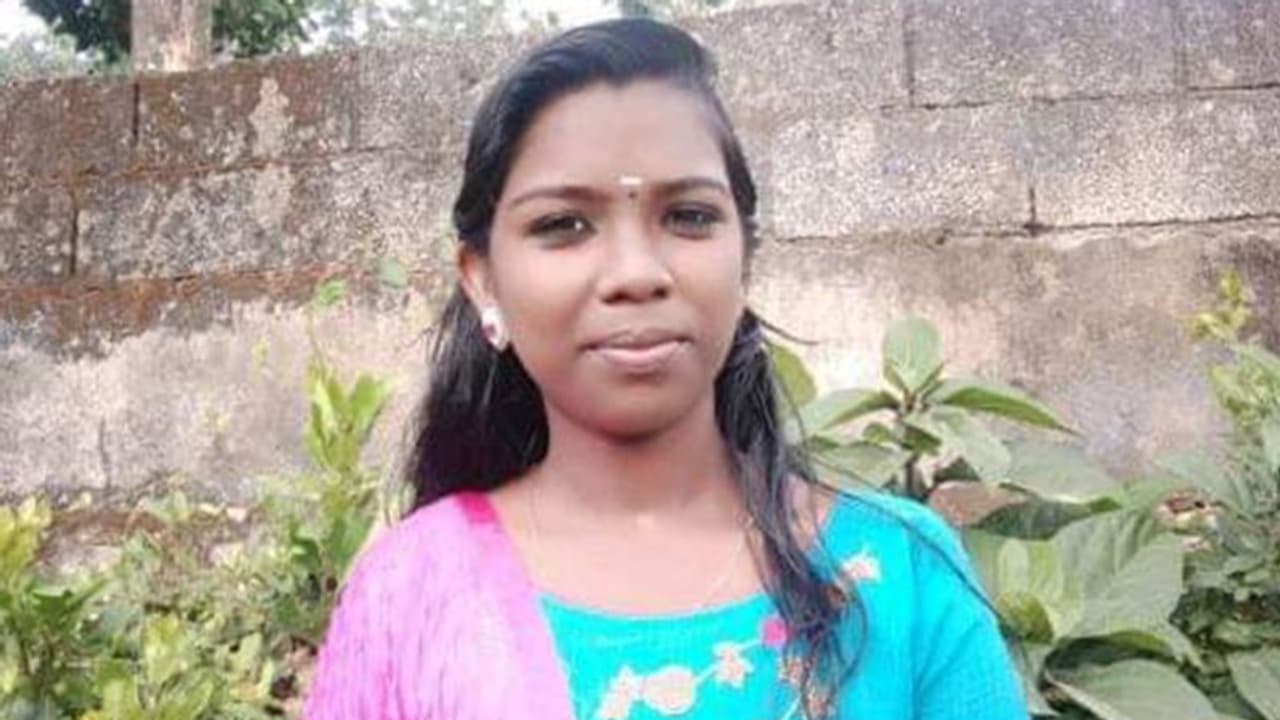 മൊബൈലില് കളിച്ചതിന് വഴക്കു പറഞ്ഞു; പരീക്ഷാ തലേന്ന് പ്ലസ് വണ് വിദ്യാര്ഥിനി ആത്മഹത്യ ചെയ്തു മൊബൈലില് കളിച്ചതിന് വഴക്കു പറഞ്ഞു; പരീക്ഷാ തലേന്ന് പ്ലസ് വണ് വിദ്യാര്ഥിനി ആത്മഹത്യ ചെയ്തു