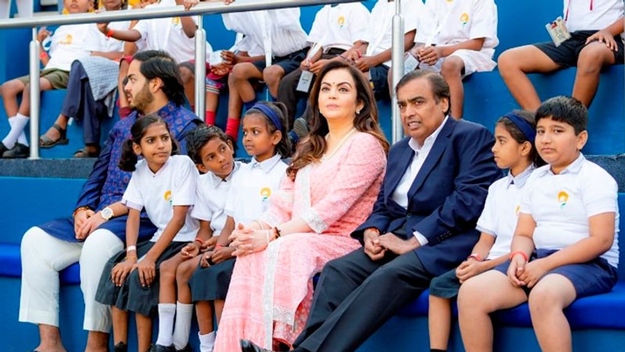 ಮಗನ ಮದುವೆಗೂ ಮುನ್ನ ಮುಂಬೈ ಪೊಲೀಸರಿಗೆ ಅಂಬಾನಿ ಅಚ್ಚರಿ ಗಿಫ್ಟ್ ಮಗನ ಮದುವೆಗೂ ಮುನ್ನ ಮುಂಬೈ ಪೊಲೀಸರಿಗೆ ಅಂಬಾನಿ ಅಚ್ಚರಿ ಗಿಫ್ಟ್