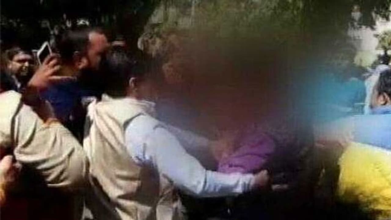 സര്ക്കാരിനെ വിമര്ശിച്ച് തൊഴിലില്ലായ്മയെക്കുറിച്ച് സംസാരിച്ചതിന് യുവാവിനെ ആൾക്കൂട്ടം തല്ലിച്ചതച്ചു; വീഡിയോ പുറത്ത് സര്ക്കാരിനെ വിമര്ശിച്ച് തൊഴിലില്ലായ്മയെക്കുറിച്ച് സംസാരിച്ചതിന് യുവാവിനെ ആൾക്കൂട്ടം തല്ലിച്ചതച്ചു; വീഡിയോ പുറത്ത്