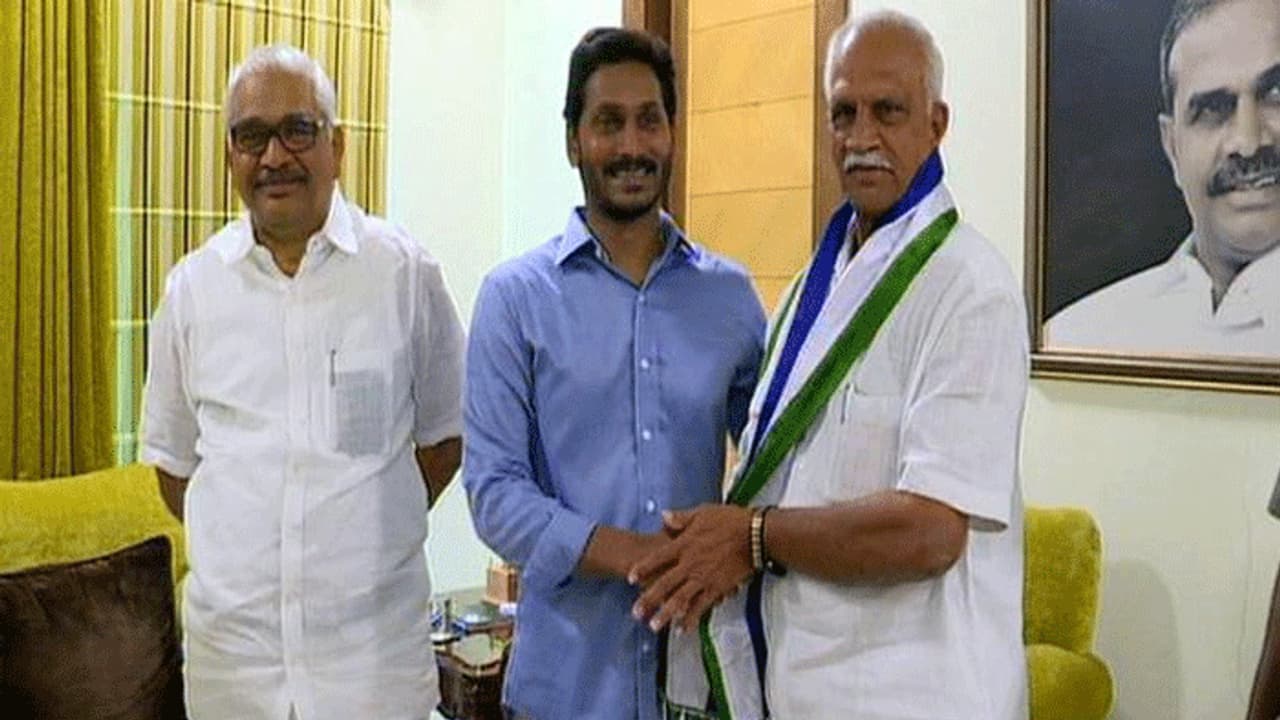 టీడీపీకి షాక్.. వైసీపీలోకి దాసరి బాలవర్థన్ టీడీపీకి షాక్.. వైసీపీలోకి దాసరి బాలవర్థన్