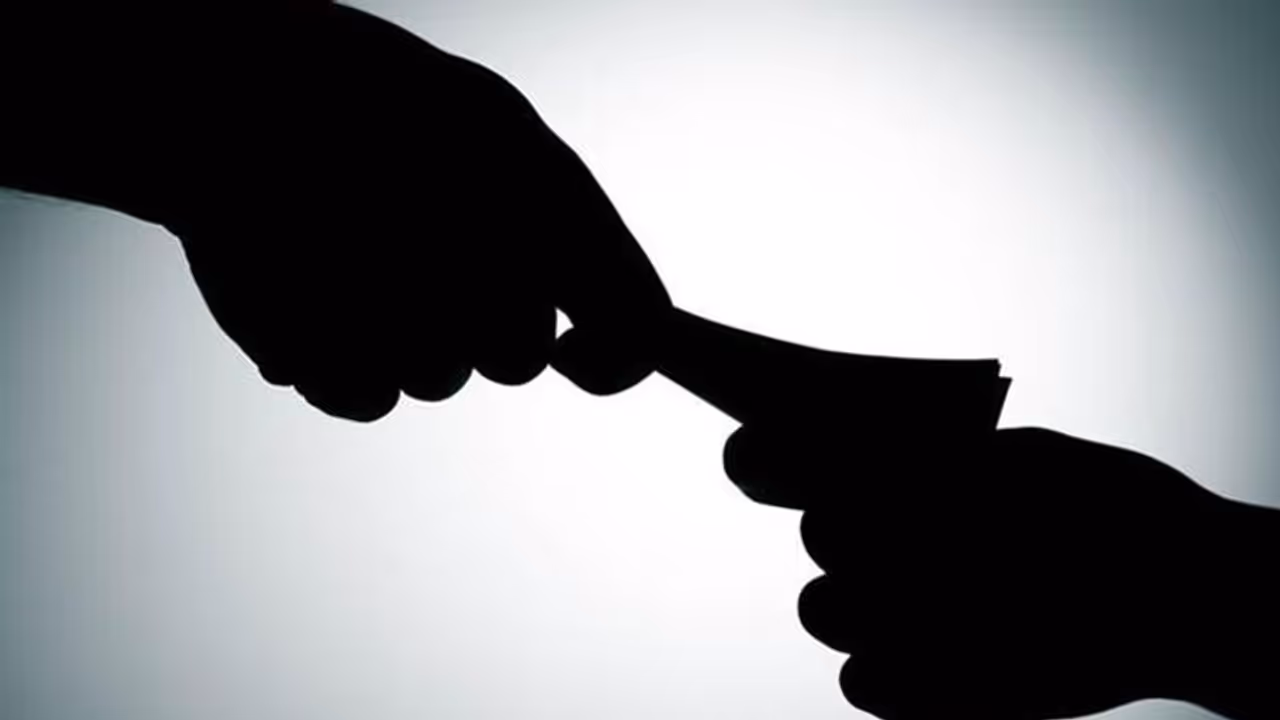 Bengaluru CCB arrests Gadag man who cheated govt job aspirants; accused collected Rs 80 lakh from victims Bengaluru CCB arrests Gadag man who cheated govt job aspirants; accused collected Rs 80 lakh from victims