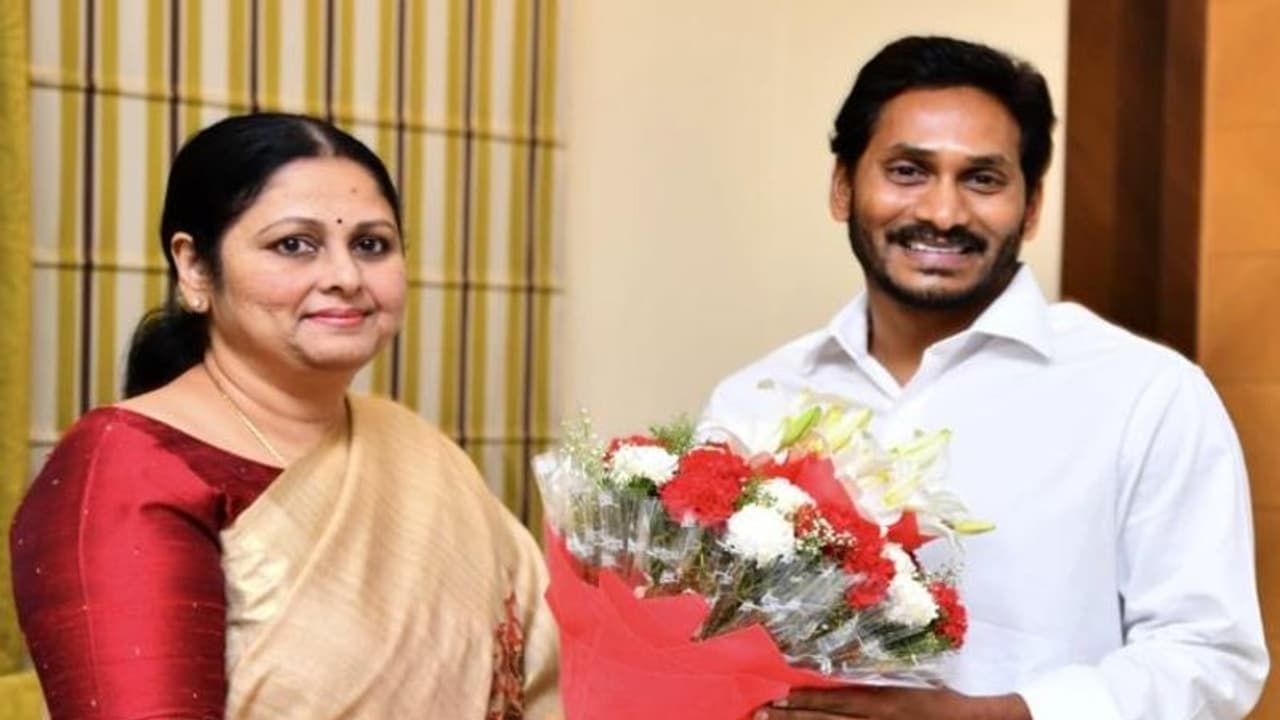 Popular Telugu actor Jayasudha joins YSR Congress