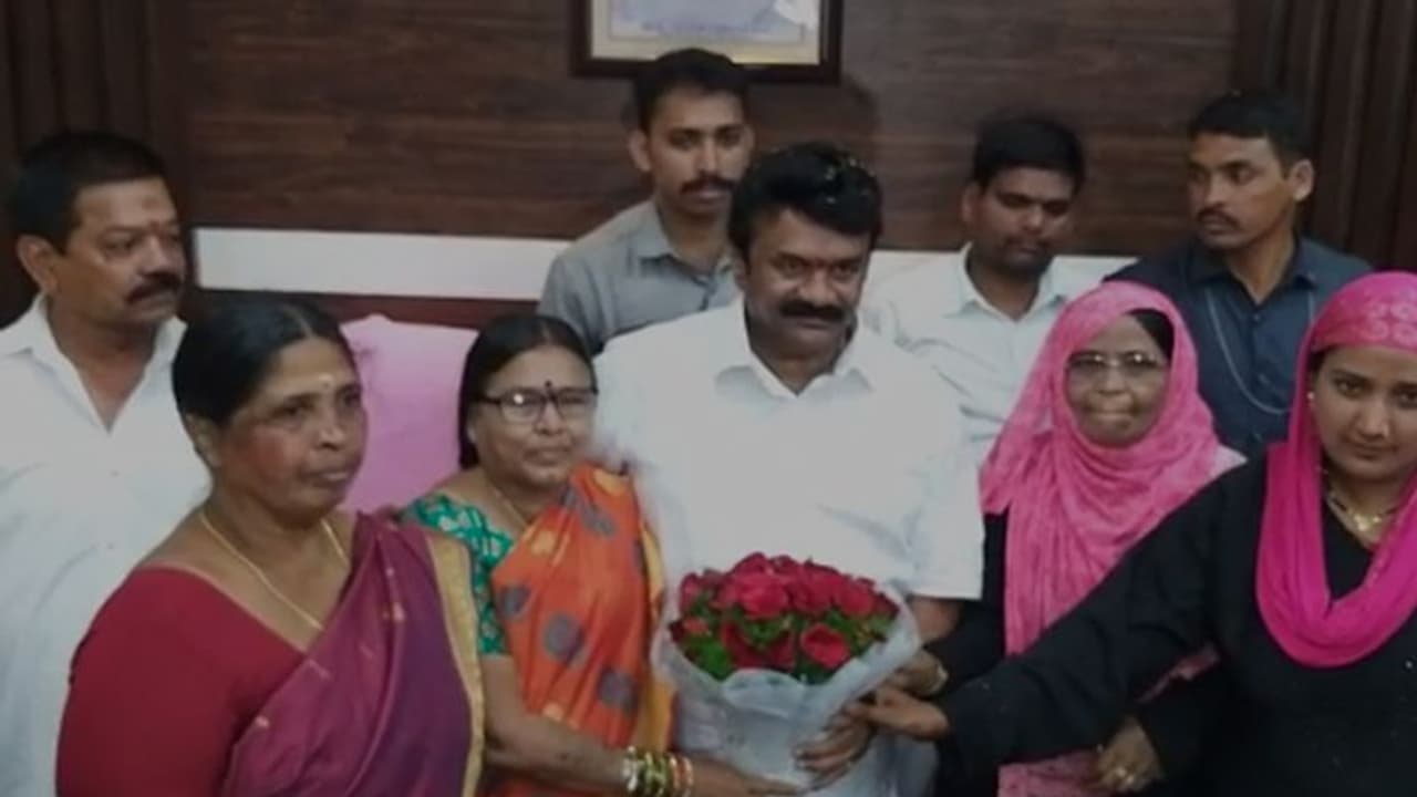 సచివాలయంలో మంత్రిగా బాధ్యతలు చేపట్టిన తలసాని (వీడియో) సచివాలయంలో మంత్రిగా బాధ్యతలు చేపట్టిన తలసాని (వీడియో)