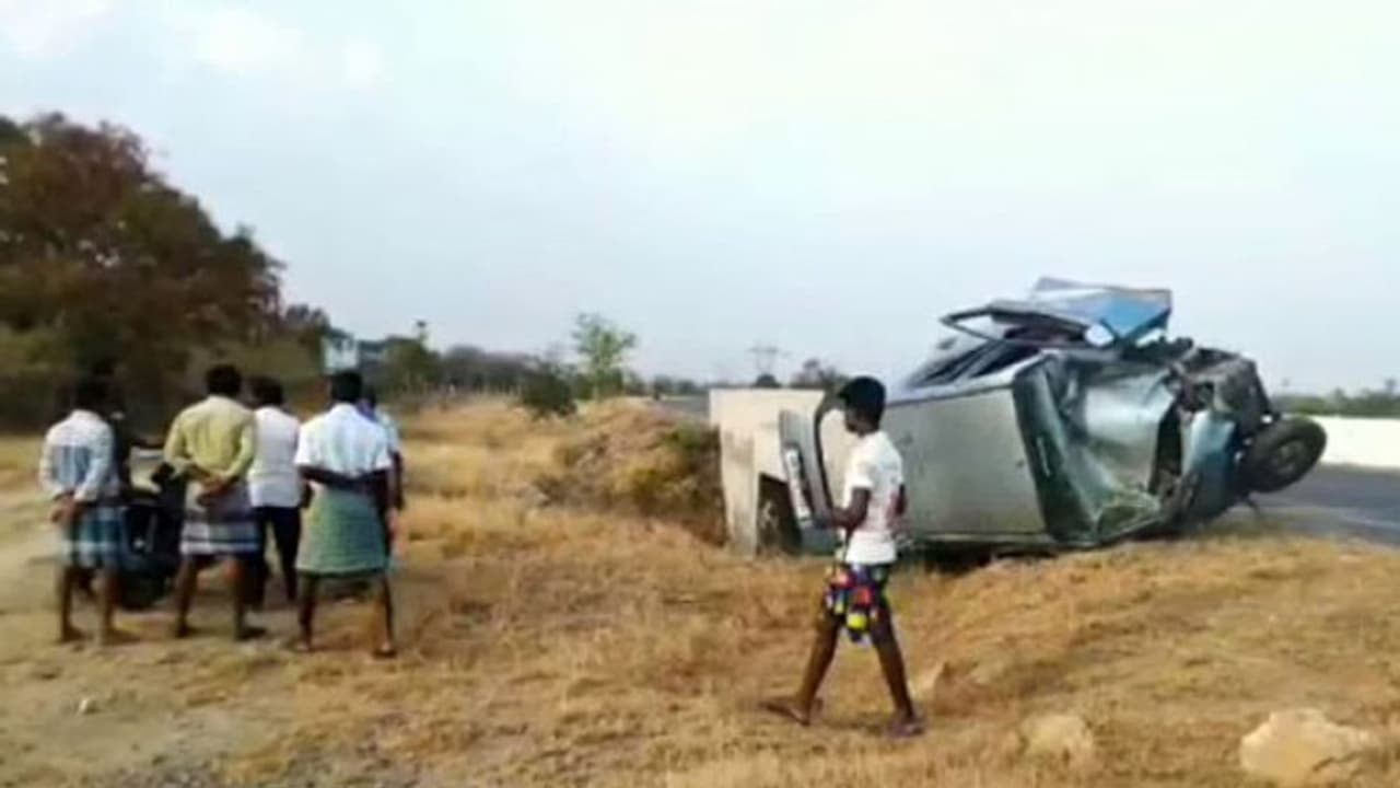 சாலையோரத்தில் கார் தலைக்குப்புற கவிழ்ந்து விபத்து... சம்பவ இடத்திலேயே 3 பேர் உயிரிழப்பு...! சாலையோரத்தில் கார் தலைக்குப்புற கவிழ்ந்து விபத்து... சம்பவ இடத்திலேயே 3 பேர் உயிரிழப்பு...!