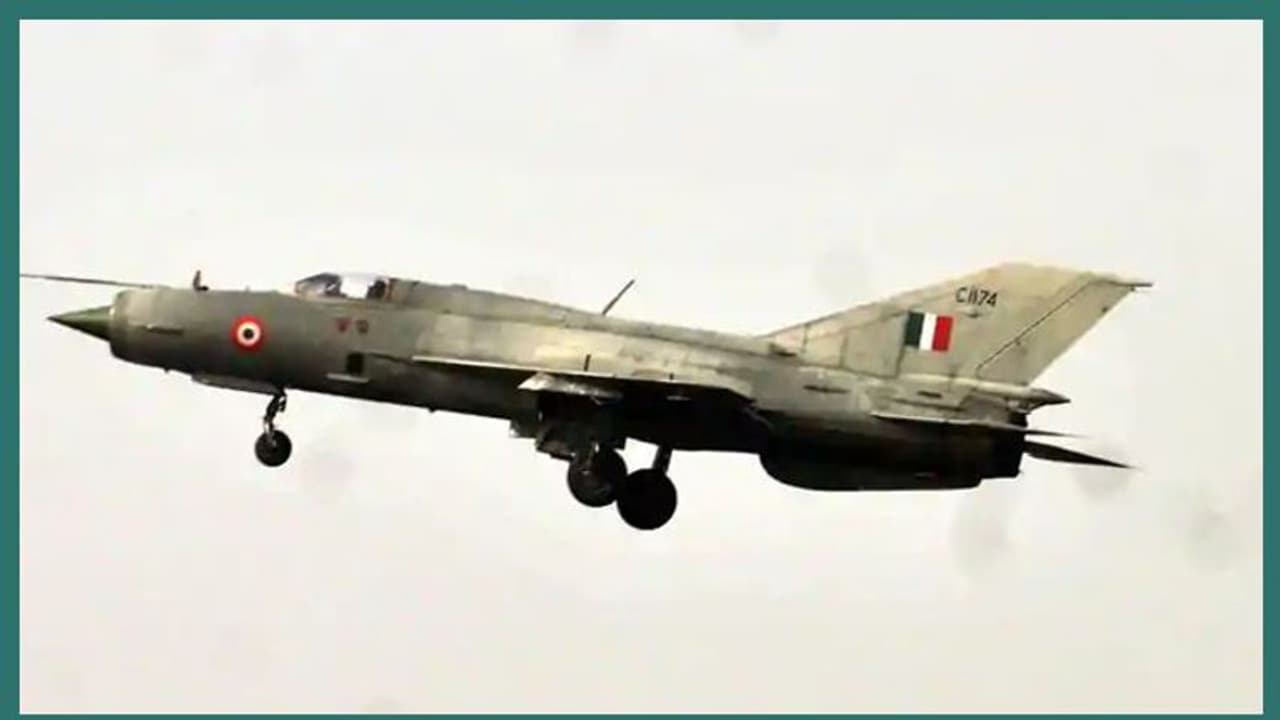 പക്ഷി, ചിറകിലിടിച്ചു; മിഗ് വിമാനം തകര്ന്നു വീണു, പൈലറ്റ് രക്ഷപ്പെട്ടു പക്ഷി, ചിറകിലിടിച്ചു; മിഗ് വിമാനം തകര്ന്നു വീണു, പൈലറ്റ് രക്ഷപ്പെട്ടു